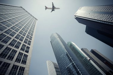 modern kentsel ofis binaları uçan bir uçak kadar göz