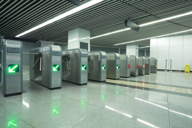 Metro turnike kapıda mimari modern iç