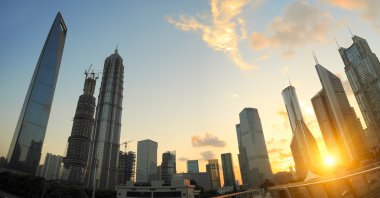 LuJiaZui Finans ve şehir ofis binaları günbatımı manzara