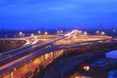 karayolu ile modern şehir Üstgeçit gün batımı gece sahnede