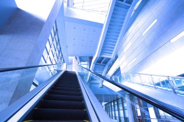 Modern merdiven-in hareket eden iş yürüyen merdiven