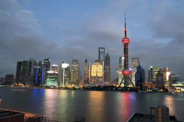 Shanghai bund skyline en Nueva noche de vacaciones paisaje de la ciudad — Foto de Stock