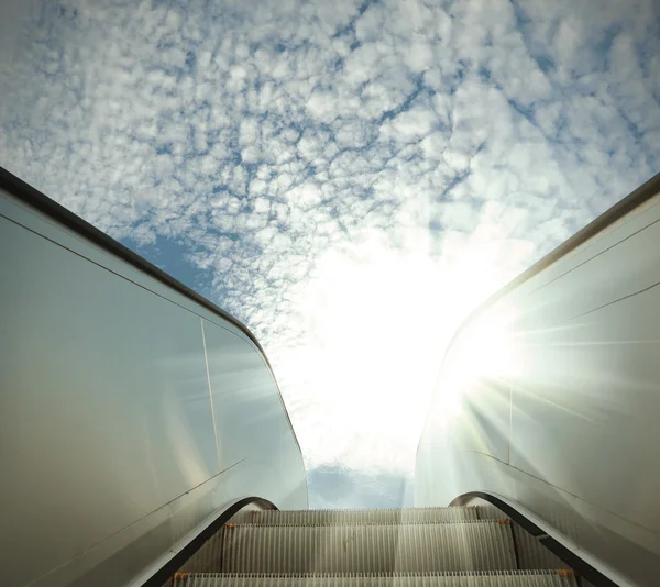 Passos de arquitetura moderna de escada rolante de negócios em movimento e escada — Fotografia de Stock