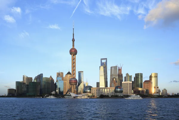 Strefa finansów idealna handlu Lujiazui Shanghai panoramę na miasto lagunowe oraz ogród — Zdjęcie stockowe