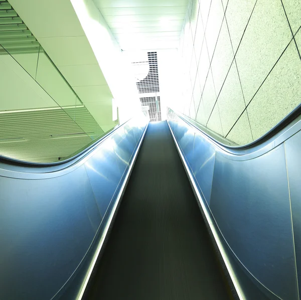 Escalones de arquitectura moderna de escaleras mecánicas y escaleras móviles de negocios —  Fotos de Stock