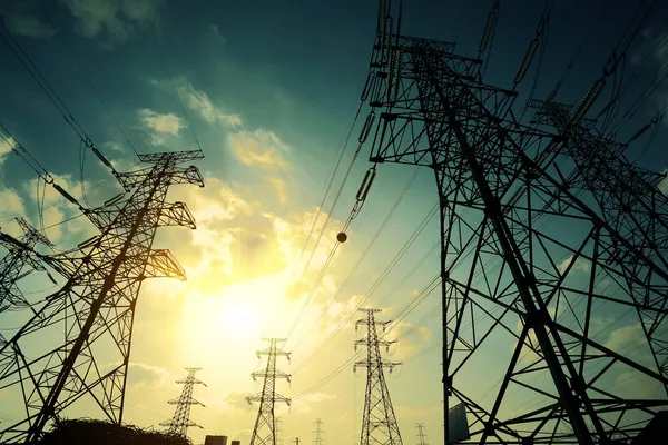 Las torres de transmisión de energía del fondo del cielo puesta del sol — Foto de Stock
