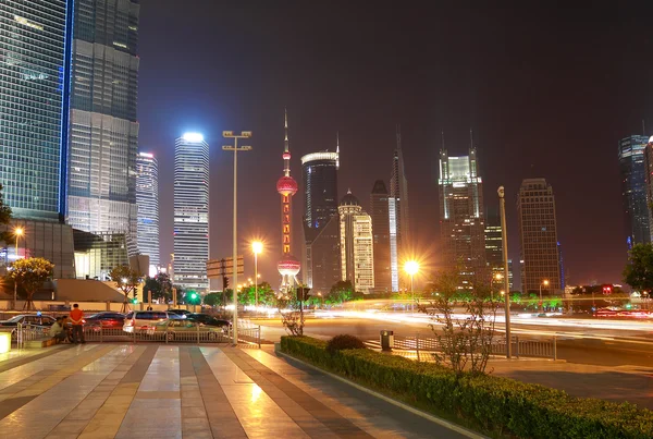 Pouliční scénu století avenue v shanghai, Čína. — Stock fotografie