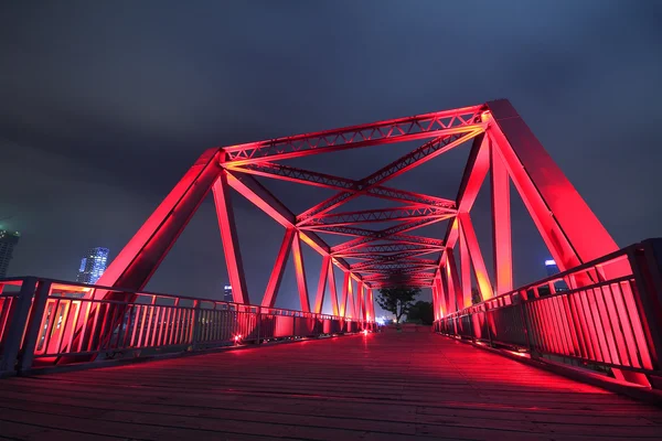 Detail ocelové konstrukce mostu v noční krajina — Stock fotografie