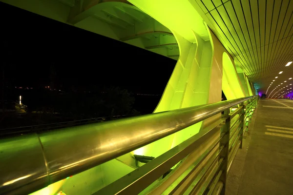 Grüne Nacht der Brücke — Stockfoto