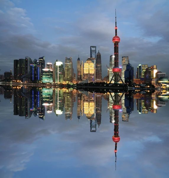 Lujiazui Finance & Trade Zone de Xangai no horizonte de novo marco — Fotografia de Stock