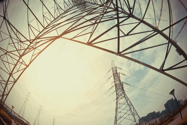 Hoog-voltage power tower in sun sky opzoeken — Stockfoto