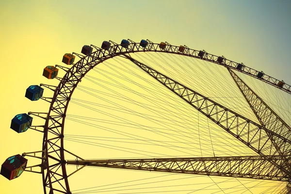 Roda gigante contra o céu azul — Fotografia de Stock