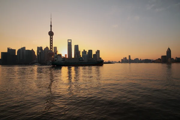 Lujiazui finance & trade zone von shanghai am neuen Wahrzeichen skyline — Stockfoto