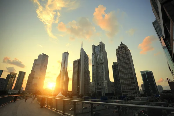 Shanghai, flygplan flyger i de moderna urbana byggnaderna — Stockfoto