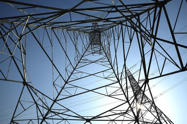 Las torres de transmisión de energía del fondo del cielo —  Fotos de Stock