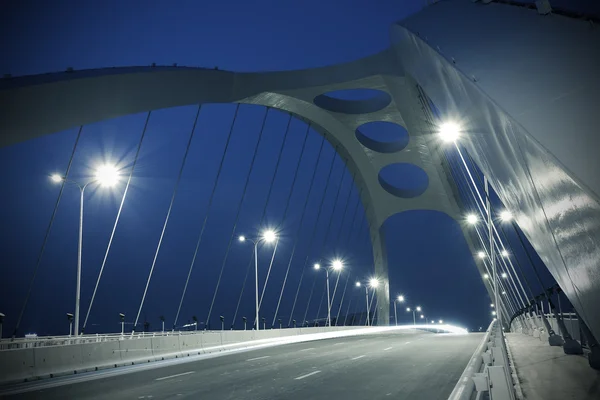 Estrutura de aço ponte cena noturna — Fotografia de Stock