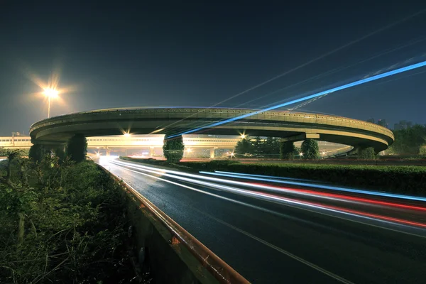 公路桥梁在夜间 — 图库照片