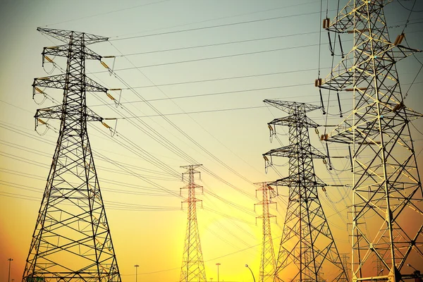 Las torres de transmisión de energía del fondo del cielo —  Fotos de Stock