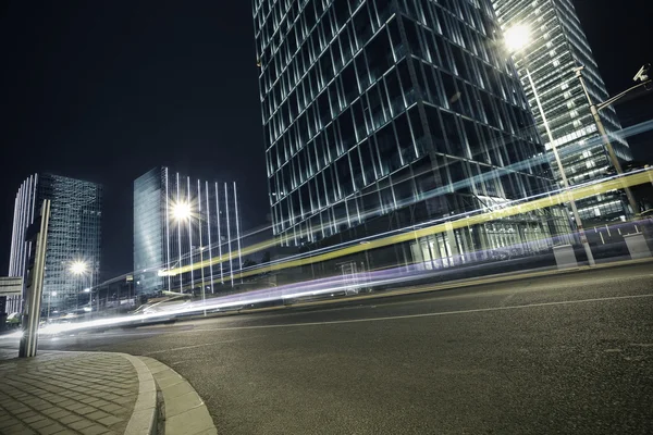 Die Autobahnen-Lichtspuren moderner städtischer Gebäude — Stockfoto