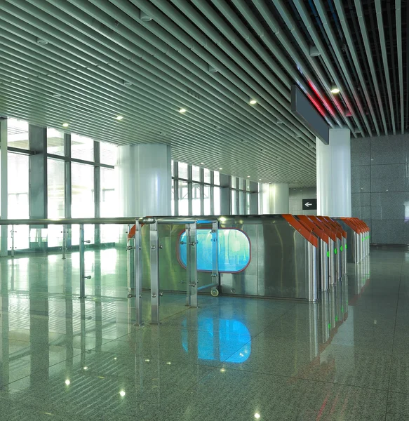 Interior da arquitetura moderna em portão de tarifa automática — Fotografia de Stock
