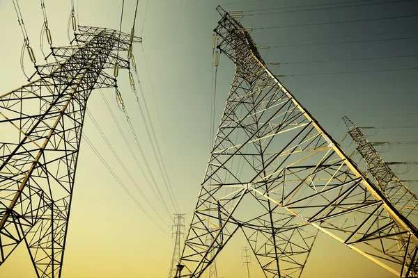 Las torres de transmisión de energía del fondo del cielo —  Fotos de Stock