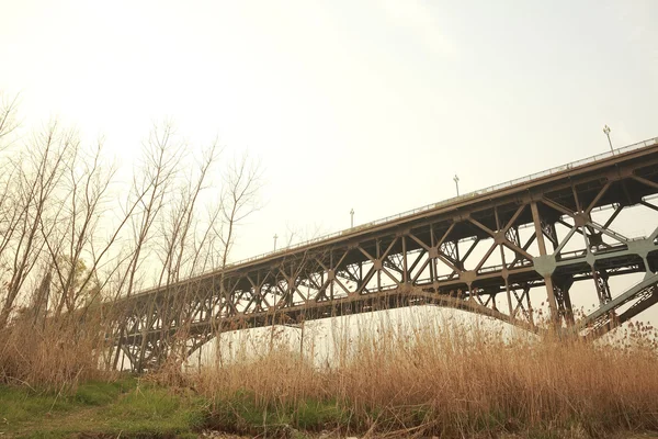 Vieja estructura de acero puente sobre el agua —  Fotos de Stock