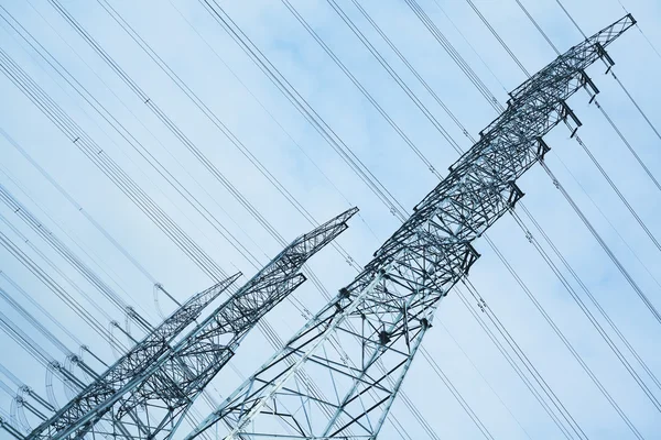 Las torres de transmisión de energía del fondo del cielo — Foto de Stock