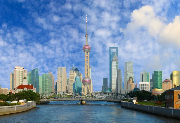Shanghai Bund Garden silta horisonttiin — kuvapankkivalokuva