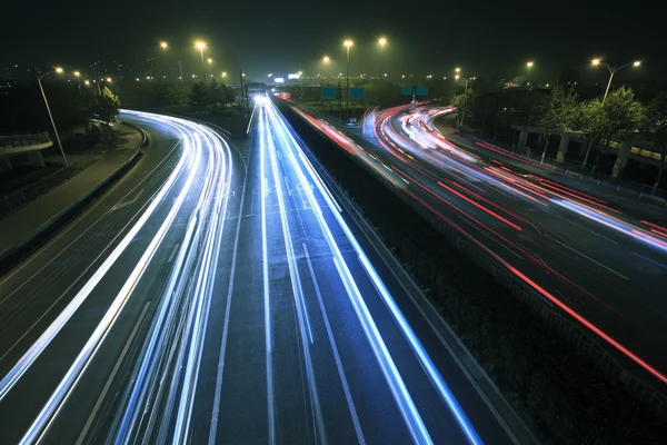 Vista crepúsculo arco-íris urbano luz tráfego noturno na estrada — Fotografia de Stock