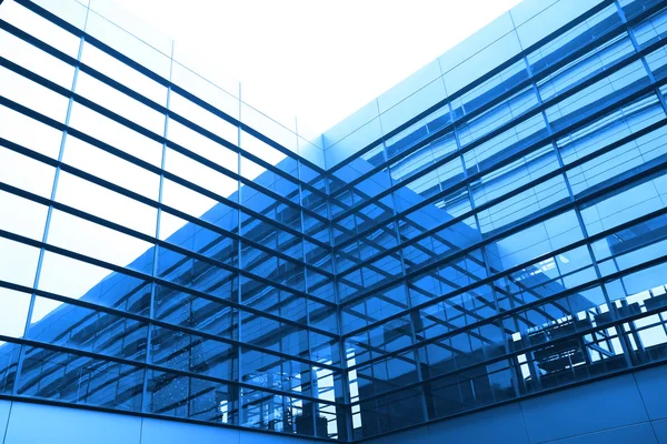 Parete di vetro blu moderno di edificio per uffici — Foto Stock