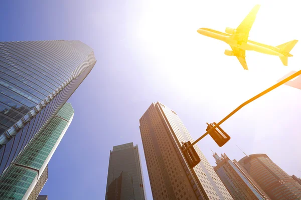 Look up at aircraft is flying modern urban office buildings — Stock Photo, Image