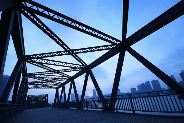 Estrutura de aço ponte close-up na paisagem noturna — Fotografia de Stock