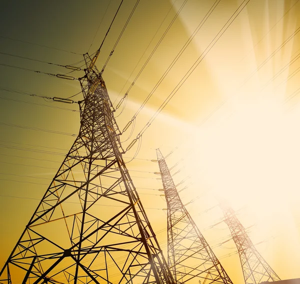 Las torres de transmisión de energía del fondo del cielo — Foto de Stock