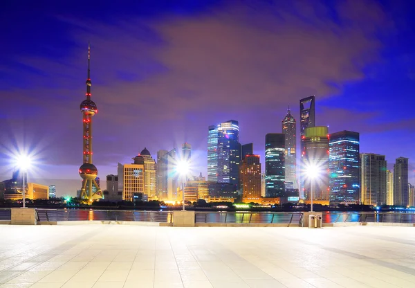 Lujiazui Finance & obchodní zóna Shanghai mezník v bund skyline — Stock fotografie