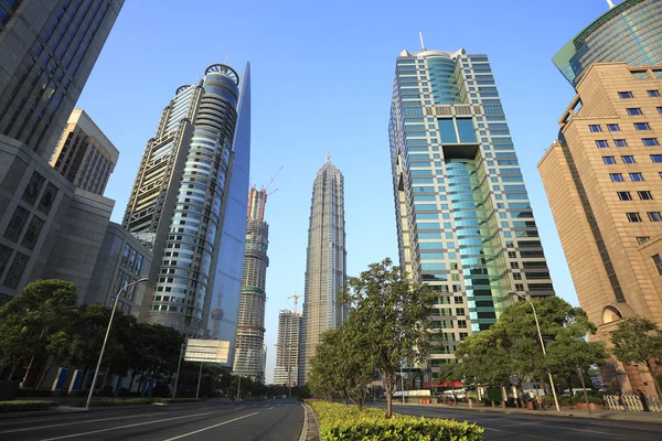 Lujiazui Finance & Trade Zone av moderna stadsbyggnadskonst bakgrund — Stockfoto