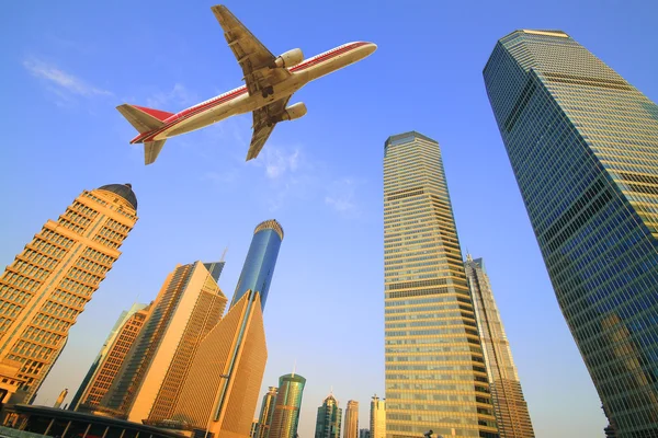 Aviones volando sobre los edificios modernos de la ciudad —  Fotos de Stock