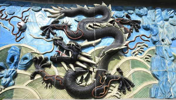 Chinesischer Drache der antiken Keramik — Stockfoto