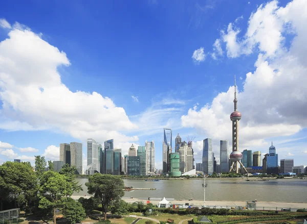 Lujiazui Finance & Trade Zone of Shanghai hito horizonte — Foto de Stock