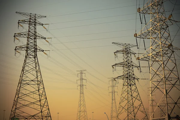 De macht transmissie torens van hemelachtergrond — Stockfoto