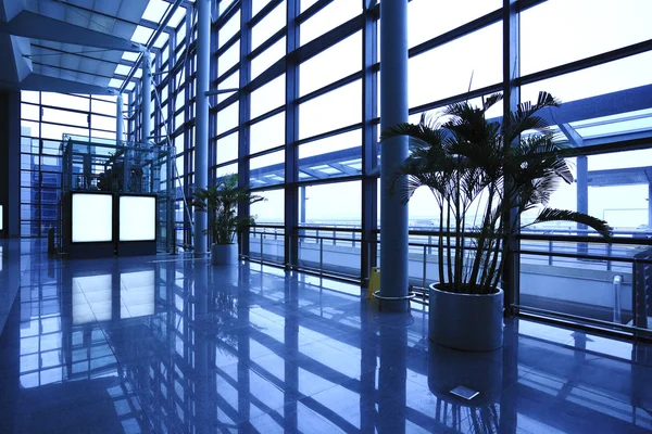 Bild der Fenster im morden Bürogebäude — Stockfoto