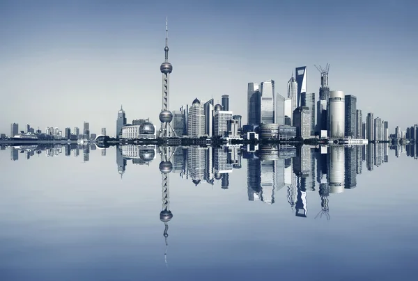 Shanghai bund en la ciudad paisaje horizonte panorámico —  Fotos de Stock