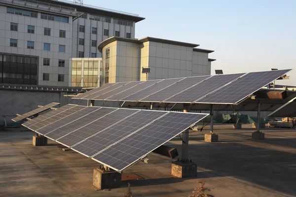 Binaların çatısında güneş enerji santralleri kullanımı — Stok fotoğraf