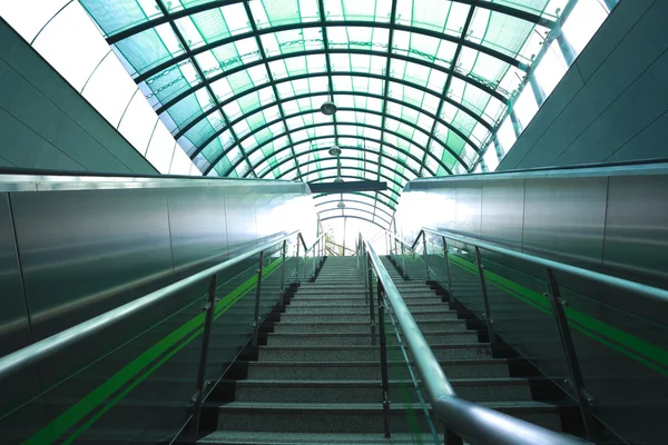 Escaliers d'architecture moderne de l'escalator et des escaliers à l'exportation — Photo