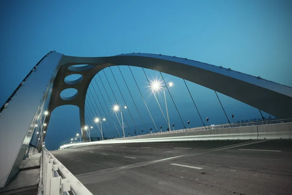 Estrutura de aço ponte cena noturna — Fotografia de Stock