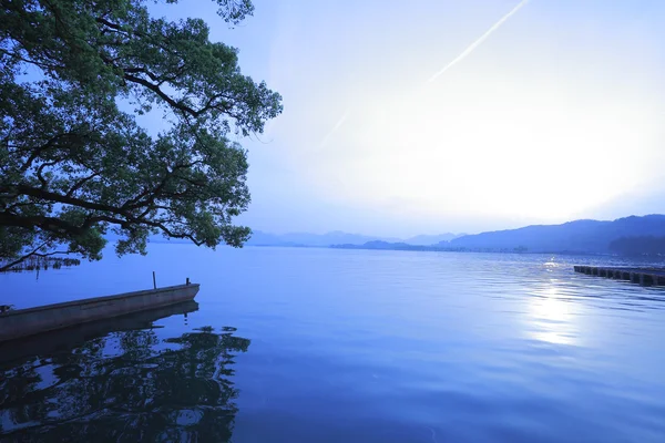 Hangzhou v západu slunce západ jezero — Stock fotografie