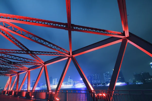 Detail ocelové konstrukce mostu v noční krajina — Stock fotografie