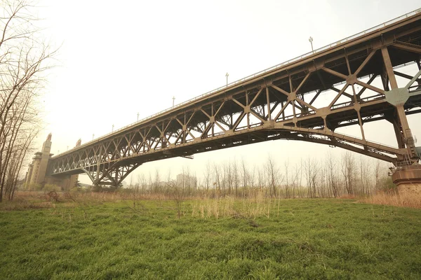 Steel structure bridge across the water — Stock Photo, Image