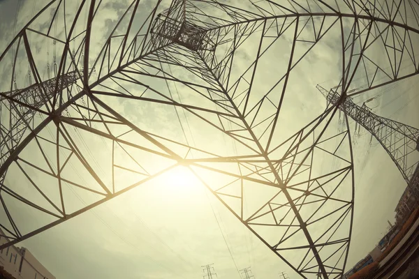 Buscar torre de energía de alto voltaje en el cielo del sol — Foto de Stock