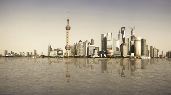 Hito de Shanghai skyline de reminiscencia en el paisaje de la ciudad — Foto de Stock