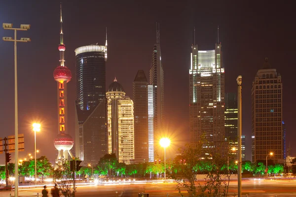 La escena callejera de la avenida del siglo en Shanghai, China . — Foto de Stock